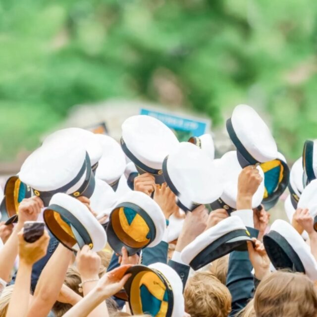 Har du en blivande student i din närhet?

Vi har posters som perfekt present och snart lanserar vi flak-tishan!

wearthelyric.se