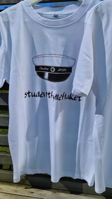 Här har du den perfekta t-shirten att ha över finkläderna, eller till den nedrullade overallen, under den stökiga flakfärden. 

Den finns med eller utan text och du kan självklart även välja kokardfärg efter gymnasieprogram. 

Gå ihop med klasskompisarna och få mängdrabatt vid samlad beställning - upp till 20%!

Kolla på wearthelyric.se/student för fler tröjor och fina posters som man kan ge bort som studentpresent!